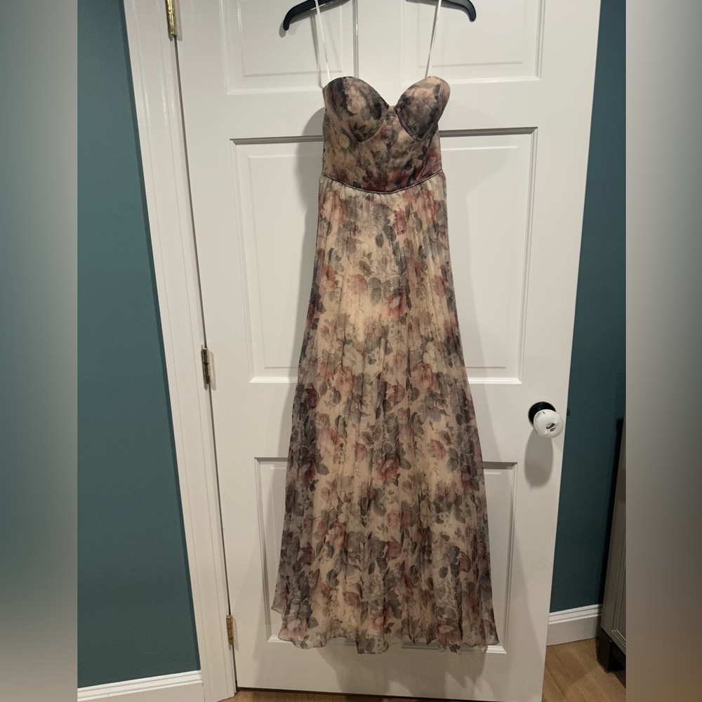 BNWOT- LuLu’s strapless dress size- 6